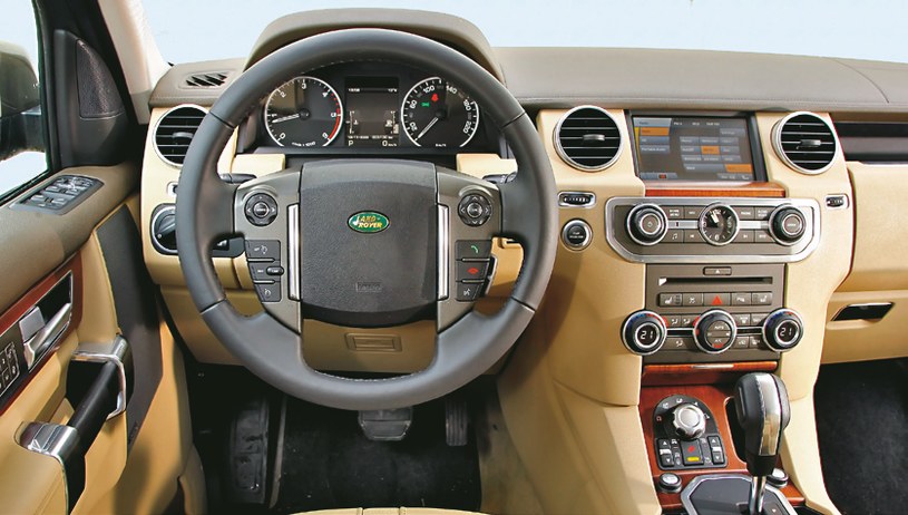 Wnętrze jest świetnie wykończone i utrzymane w typowej dla Land Rovera stylizacji. /Motor