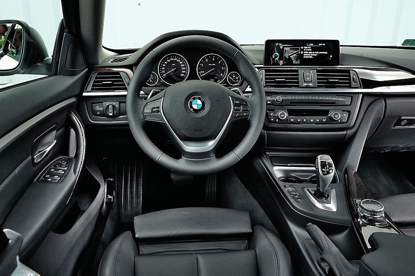 Wnętrze jest znane z każdego BMW serii 3 i 4. Dobra jakość wykonania, dużo miejsca na drobiazgi oraz fantastyczna ergonomia. Szkoda tylko, że kierownicy nie da się nieco bardziej obniżyć. Drewniane wstawki kosztują 2011 zł. /Motor