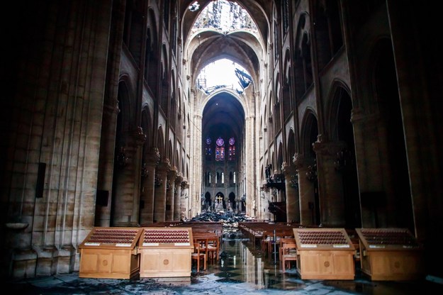 Wnętrze katedry Notre Dame /CHRISTOPHE PETIT TESSON / POOL /PAP/EPA