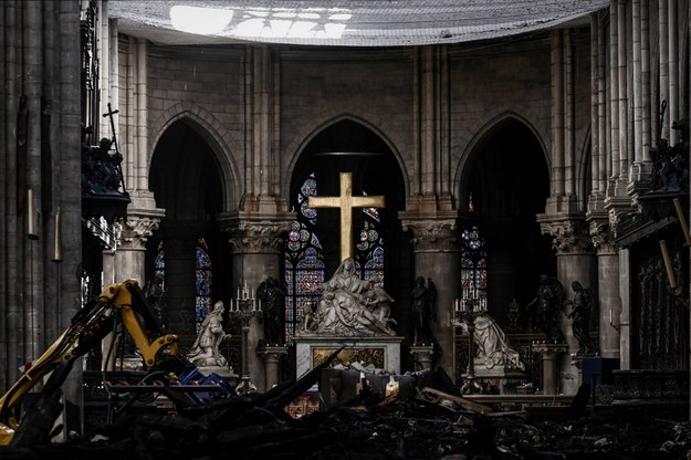 Wnętrze katedry po pożarze /Philippe Lopez  /PAP/EPA