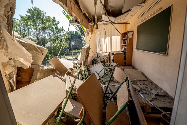 Wnętrze klasy w zniszczonym przez dwie rosyjskie rakiety budynku szkoły podstawowej w Charkowie /Mykola Kalyeniak /PAP