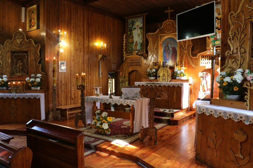 Wnętrze kościoła w Kamiannej zdobią przede wszystkim drewniane rzeźby /INTERIA.PL