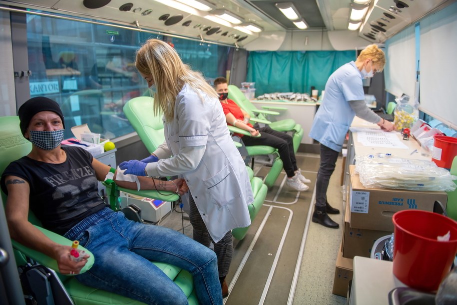 Wnętrze krwiobusu zaparkowanego przed wejściem do łódzkiej Manufaktury /	Grzegorz Michałowski   /PAP