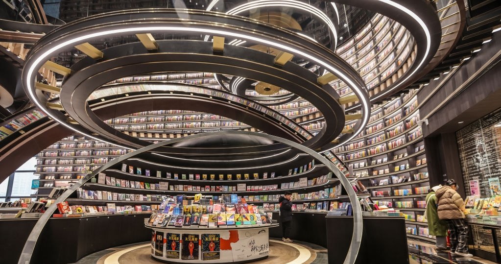 Wnętrze księgarni w Huai'an przypomina wielki kosmiczny żyroskop /VCG/VCG via Getty Images /Getty Images