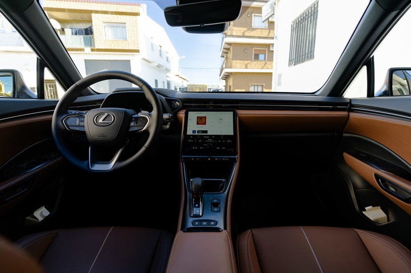 Wnętrze Lexusa LBX przypomina kokpit auta klasy wyższej /Jan Guss-Gasiński /INTERIA.PL