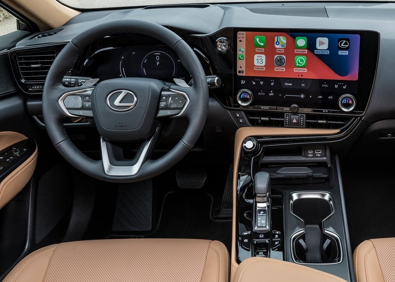 Wnętrze Lexusa NX wykończone jest wysokiej jakości materiałami /.