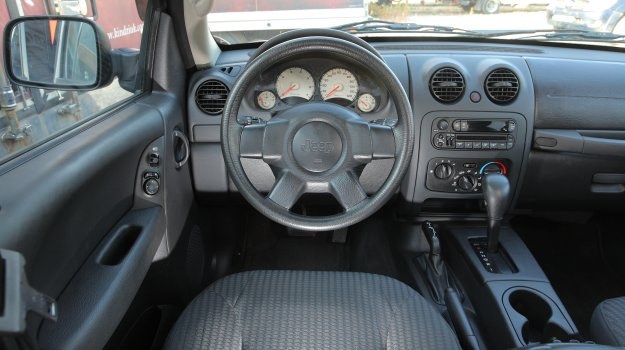 Wnętrze ma prosty wygląd i jest łatwe w czyszczeniu: zaleta w samochodzie terenowym. Na zdjęciu wersja z rynku europejskiego. Wybierak napędów przypomina dźwignię hamulca ręcznego. /Motor
