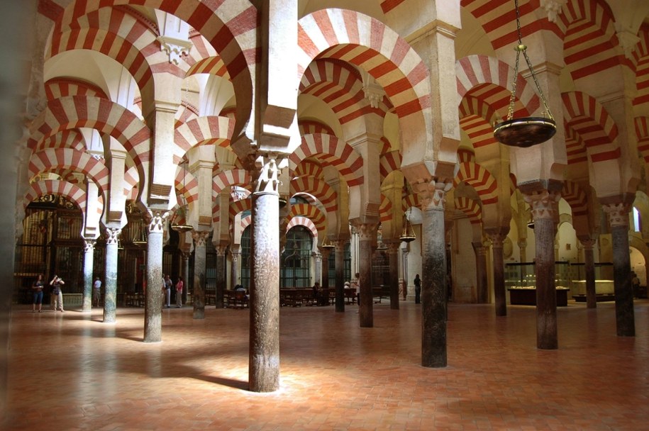 Wnętrze Mezquity w hiszpańskiej Kordobie /Uwe Gerig /PAP/DPA