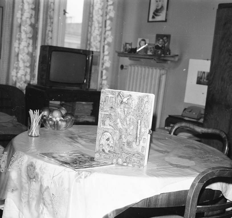 Wnętrze mieszkania Stanisława Dobiasza. Na stole malowana płaskorzeźba. W tle telewizor Neptun 412 i telefon "Aster" /Narodowe Archiwum Cyfrowe /Z archiwum Narodowego Archiwum Cyfrowego