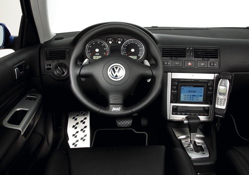 Wnętrze modelu R32 ma aluminiowe wstawki na konsoli. /Volkswagen