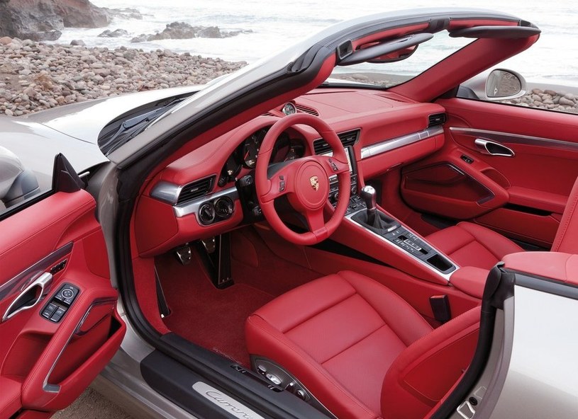 Wnętrze można zamówić w najpopularniejszych - czerni czy szarości, ale są też dostępne o wiele odważniejsze kolory, jak widoczną na zdjęciu czerwień. Przyciski między fotelami jak w Coupe lub... Panamerze. /Porsche