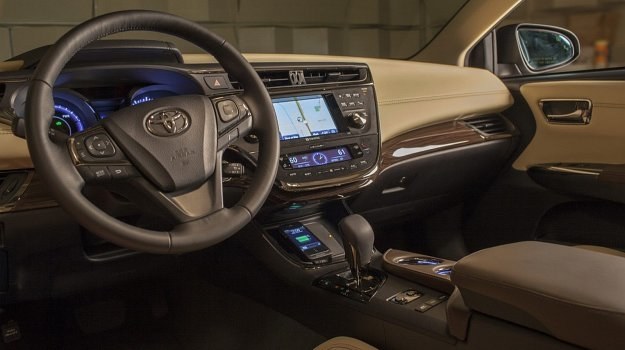 Toyota z bezprzewodową ładowarką do smartfona Wnętrze nowego Avalona. To topowy osobowy model Toyoty na rynku północnoamerykańskim. /Toyota