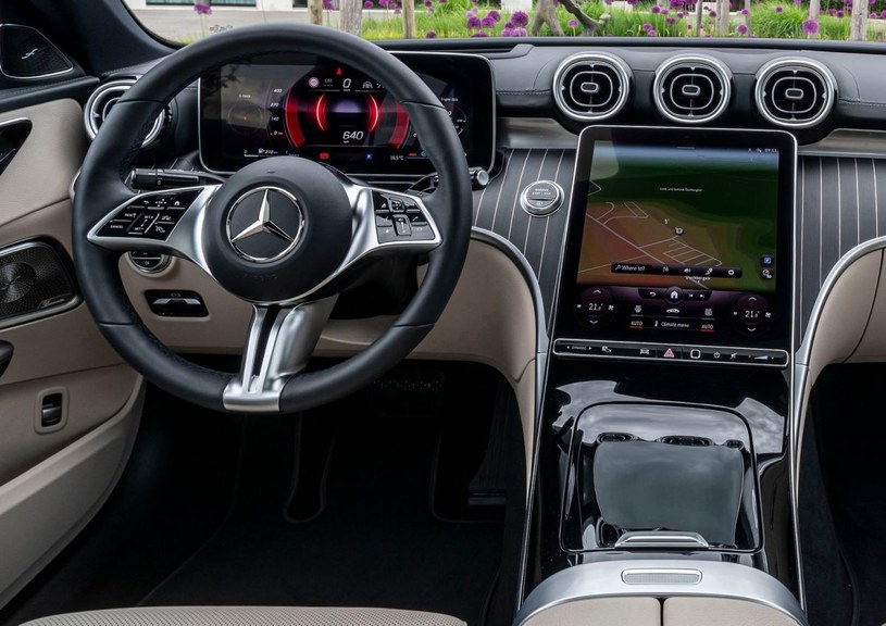 Wnętrze nowego Mercedesa klasy C zmontowane jest dużo gorzej niż w poprzedniej generacji /Informacja prasowa