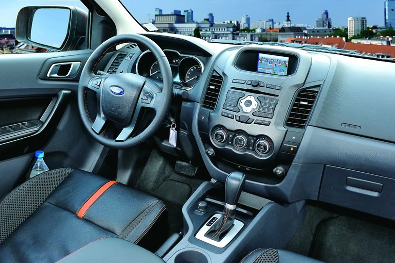 Wnętrze nowego Rangera wykonano z lepszej jakości materiałów niż poprzednika. Znalazło się tu m.in. sterowanie radiem z kierownicy czy kolorowy ekran nawigacji. /Ford