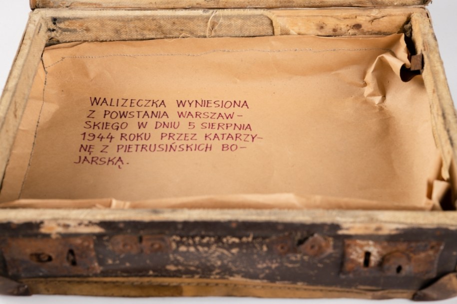 Wnętrze ocalonej walizki /Muzeum Powstania Warszawskiego /