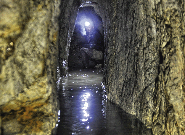 Wnętrze odkrytej kopalni srebra w Srebrnej Górze /Odkrywca