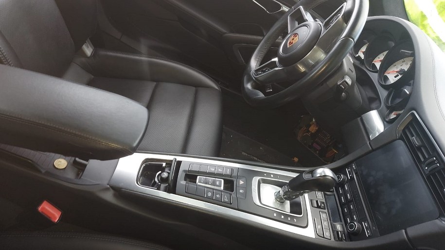 Wnętrze odzyskanego porsche /Nadodrzański Oddział Straży Granicznej /