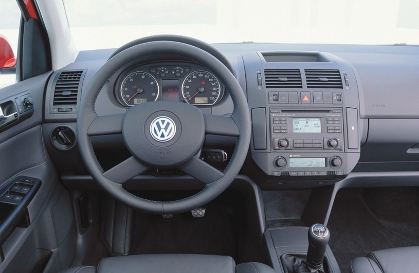 Wnętrze Polo IV to typowy Volkswagen – czytelność, prostota, łatwość obsługi /materiały prasowe