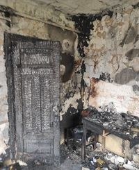 Wnętrze spalonego domu /KMP Zamość /Policja