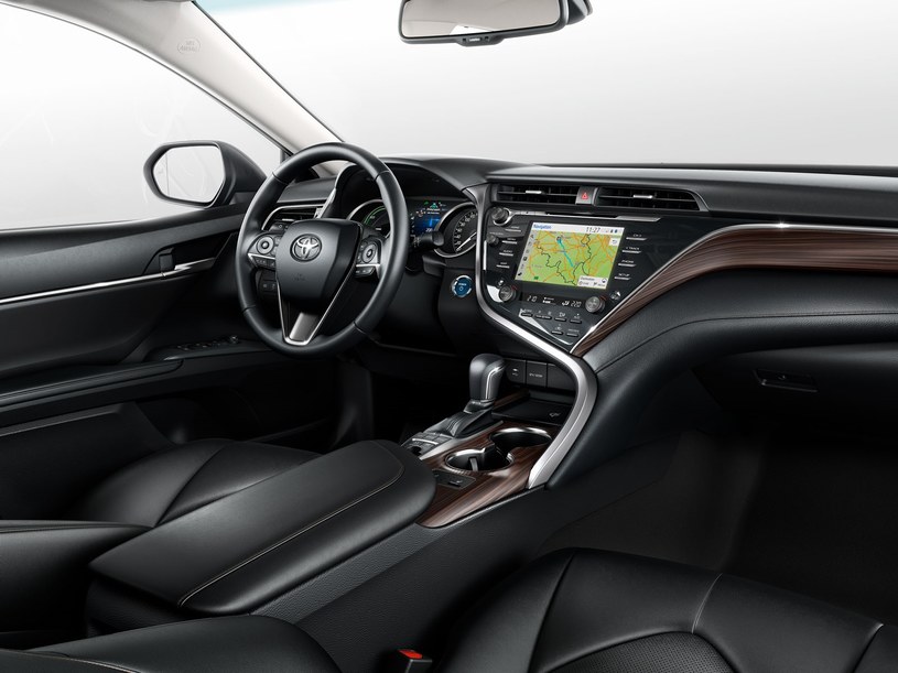 Wnętrze Toyoty Camry naszpikowane jest wieloma zaawansowanymi technologiami /materiały prasowe