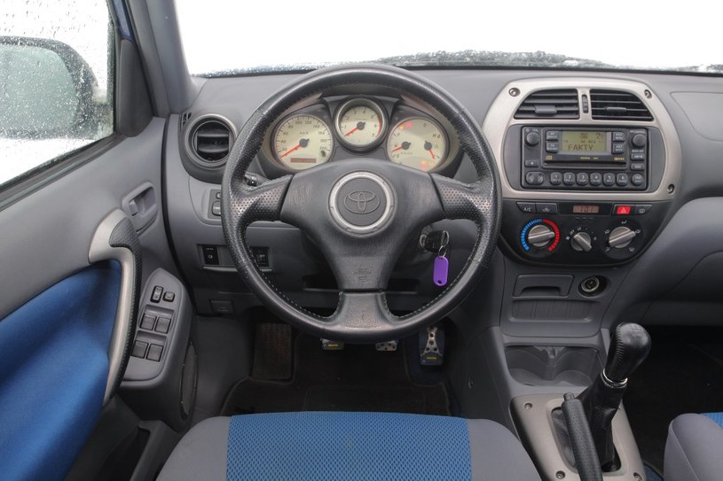 Wnętrze Toyoty może być ciekawe – udowadnia to RAV4 ze swoimi białymi zegarami, atrakcyjną konsolą środkową (często z radiem 1,5 DIN) i doskonale umiejscowioną dźwignią biegów. /Motor