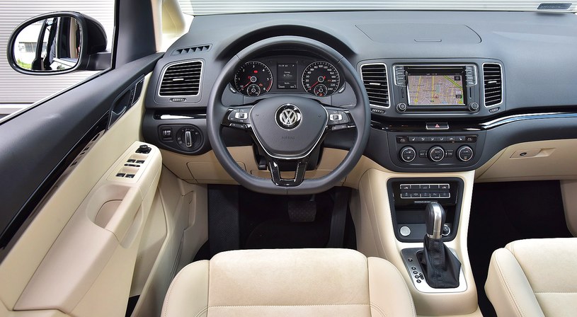 Wnętrze Volkswagena Sharana jest do wyboru w trzech odsłonach – beżowej jak na zdjęciu (niezbyt praktyczna gdy wozi się dzieci), popielatej lub czarnej. /Motor
