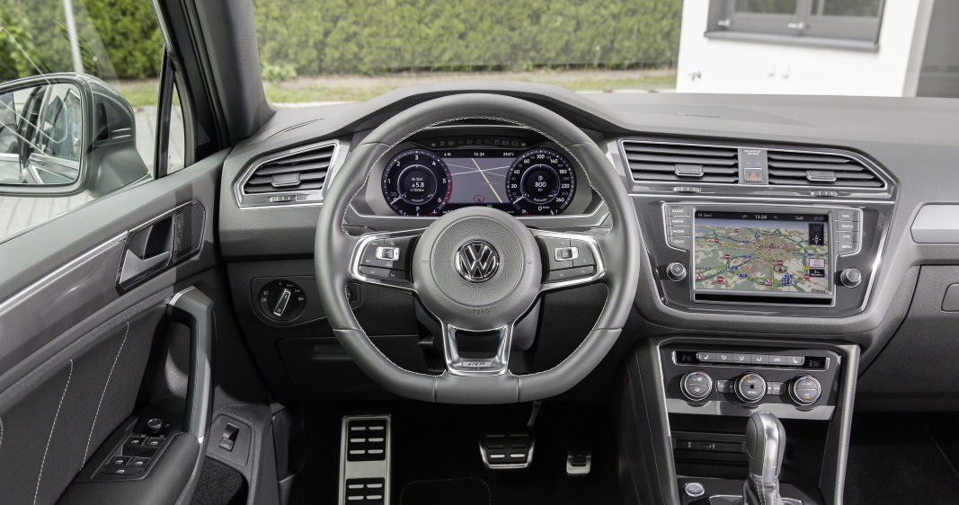 Wnętrze VW Tiguan kryje wiele funkcji poprawiających komfort jazdy /materiały prasowe