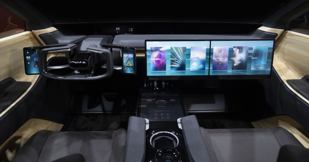Wnętrze w obu koncepcyjnych Lexusach zdominowane jest przez ekrany. /materiały prasowe