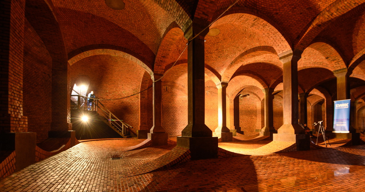 Wnętrze zbiorników w "podziemnej katedrze" w Łodzi