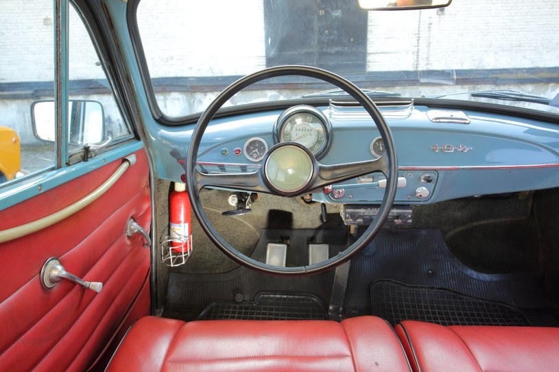 Wnętrze zdradza, że Syrena to konstrukcja z lat pięćdziesiątych. Na zdjęciu auto z 1969 r. /Auto Moto
