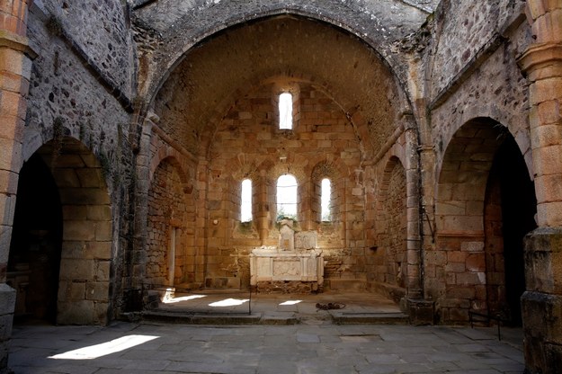 Wnętrze zrujnowanego kościoła w Oradour-sur-Glane /YOAN VALAT  /PAP/EPA