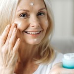 Wnikają głębiej, wyraźnie odmładzają. Czy egzosomy i mini-proteiny zdetronizują retinol?
