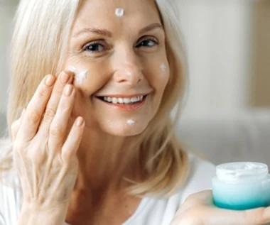 Wnikają głębiej, wyraźnie odmładzają. Czy egzosomy i mini-proteiny zdetronizują retinol?