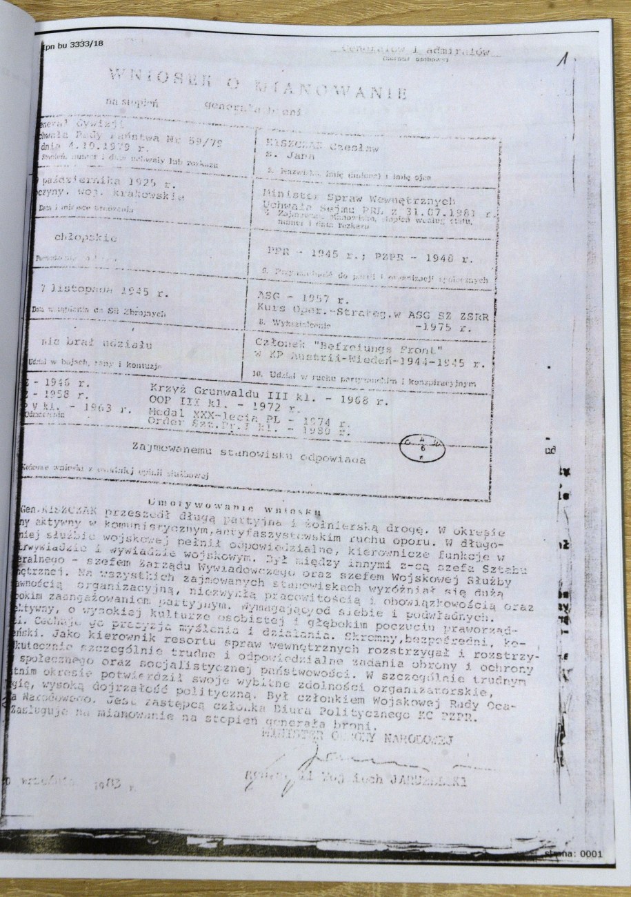 Wniosek o mianowanie Czesława Kiszczaka na stopień generała //Jacek Turczyk /PAP