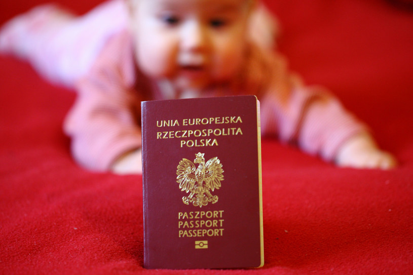Wniosek o paszport dla dziecka można złożyć przez internet. /Stanisław Kowalczuk /East News
