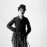 Wnuczka Chaplina wkłada melonik