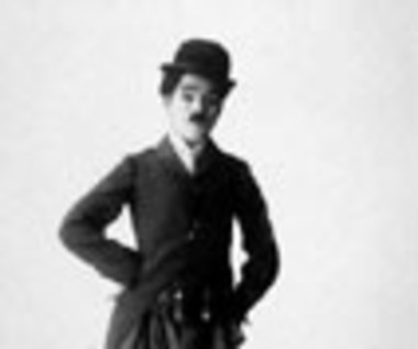 Wnuczka Chaplina wkłada melonik