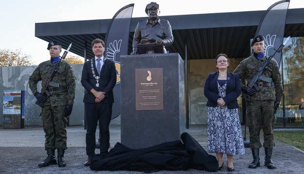 Wnuczka Generała Karolina Maczek Skillen i burmistrz Bredy Paul Depla podczas odsłonięcia popiersia Stanisława Maczka /Albert Zawada /PAP