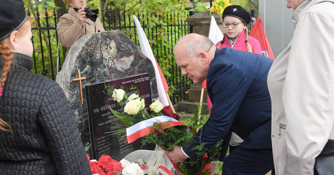 Wnuk jednych z zamordowanych, Piotr Książek uczestniczy w odsłonięciu obelisku upamiętniającego ofiary ze wsi Wierzbica i Wolica /	Jacek Bednarczyk   /PAP