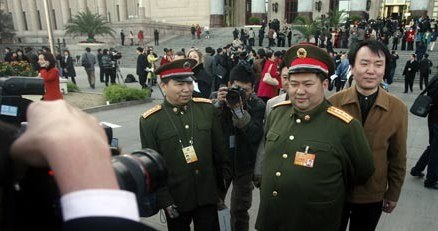 Wnuk Mao, Mao Xinyu (w środku) został wybrany blogrem roku /kopalniawiedzy.pl