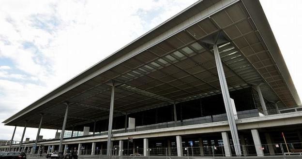 Wobec niekończących się problemów z lotniskiem BER, politycy domagają się zbudowania go od nowa /Deutsche Welle