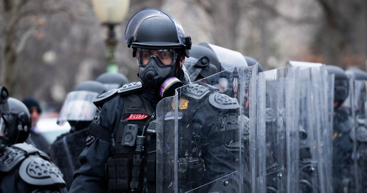 Wobec protestujących na Kapitolu w Waszyngtonie zwolenników Trumpa użyto policji /EPA