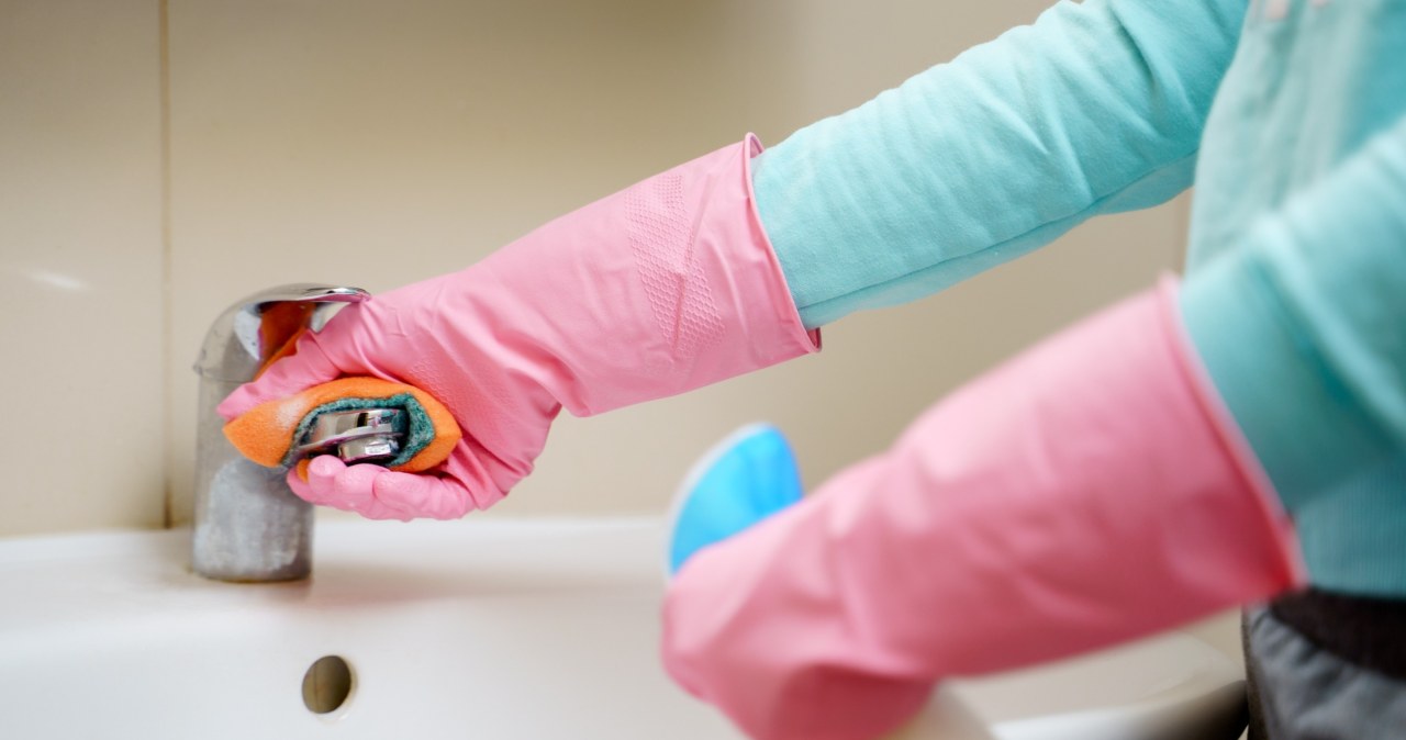 Woda cytrynowa świetnie sprawdzi się do czyszczenia kranów, luster czy blatów /123RF/PICSEL
