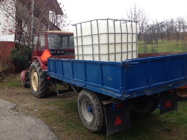 Woda dociera do wsi traktorem ze specjalnym zbiornikiem /Maciej Grzyb /RMF FM