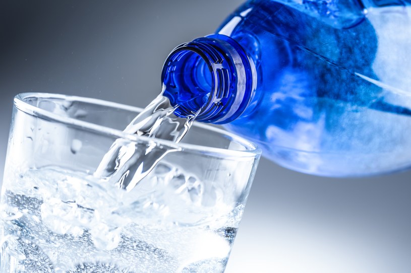Woda gazowana szkodzi jelitom i zębom, czy przeciwnie - jest zdrowsza? Sprawdzamy /123RF/PICSEL