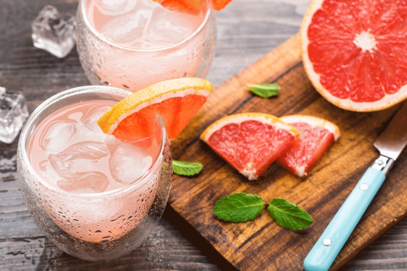 Woda i sok z grapefruita sprawdzi się w upalne dni /123RF/PICSEL