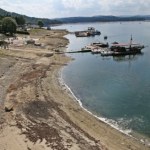 Woda Jeziora Solińskiego cofa się, ukazując fundamenty dawnych wsi