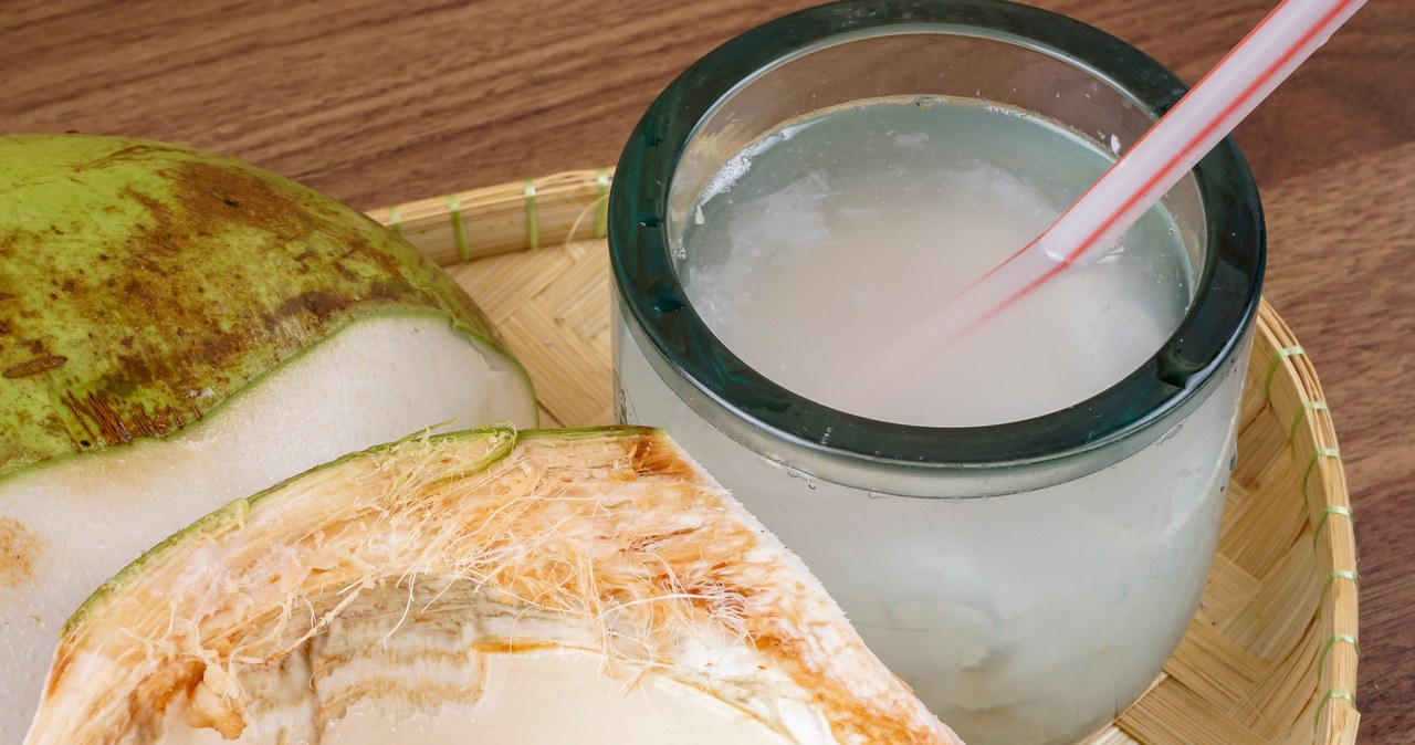 Woda kokosowa cieszy się w Polsce coraz większą popularnością. Można ją dostać za kilka złotych /123RF/PICSEL