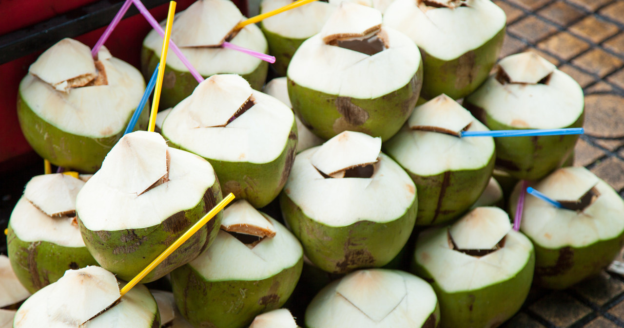 Woda kokosowa pozyskiwana jest z zielonych, młodych orzechów kokosa /123RF/PICSEL
