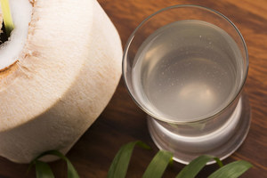 Woda kokosowa - zdrowy zamiennik słodkich napojów. Gasi pragnienie, zbija cholesterol i nawilża skórę
